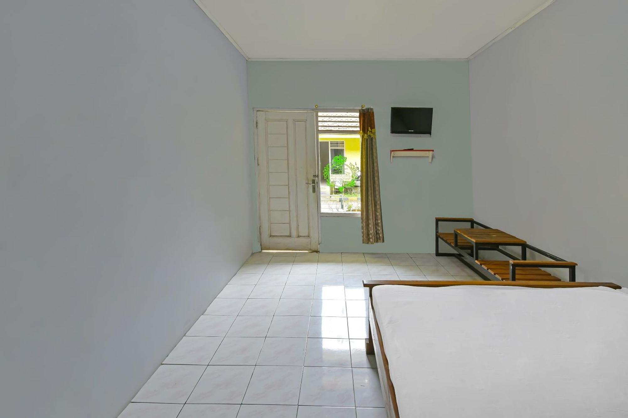 Spot On 91905 Hotel Cipto Arum Cilacap Extérieur photo